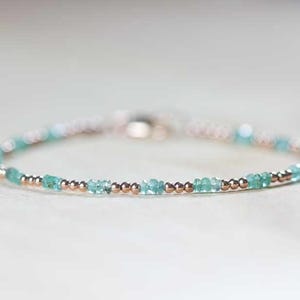 Fijne smaragdgroene armband met roségouden vulling of sterlingzilver, magere Zambiaanse sieraden met smaragd kralen, geboortesteen mei afbeelding 4