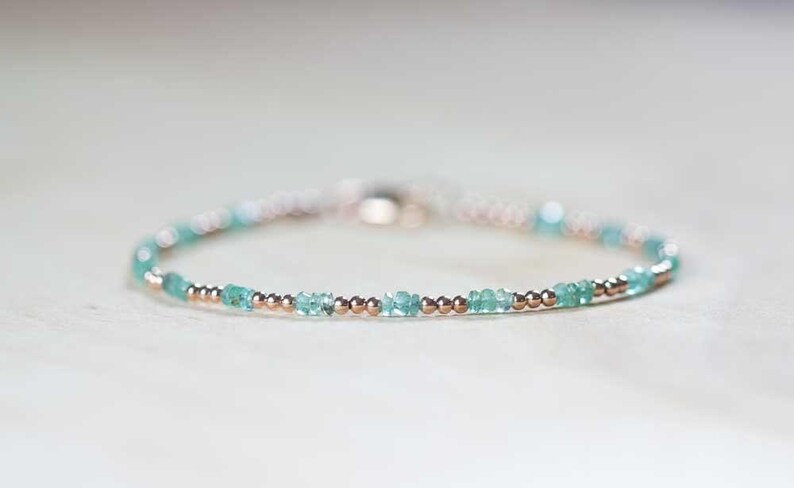 Fijne smaragdgroene armband met roségouden vulling of sterlingzilver, magere Zambiaanse sieraden met smaragd kralen, geboortesteen mei afbeelding 4