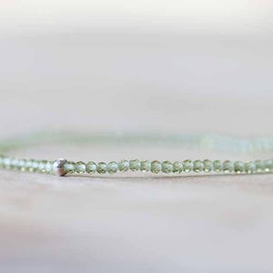 Peridot Stretch Armband, ultra zarte Perlen Peridot elastischer Schmuck, August Geburtsstein, einfach oder doppelt oder dreifach gewickelt