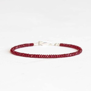 Sierlijke robijnrode armband, echte juli geboortesteen kralensieraden