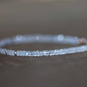 Maansteenarmband met roségoud gevuld of sterlingzilver, kralen regenboog maansteen sieraden, witte edelsteen stapelen, juni geboortesteen afbeelding 4