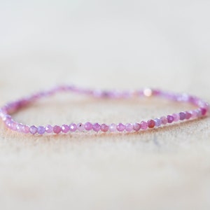 Sierlijke roze saffier stretch armband, delicate kralen echte edelsteen sieraden afbeelding 2