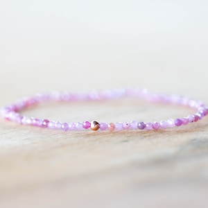 Sierlijke roze saffier stretch armband, delicate kralen echte edelsteen sieraden afbeelding 1