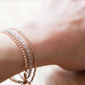 Pulsera de aguamarina con relleno de oro rosa o plata de ley, delicada joyería de aguamarina con cuentas, regalo de piedra natal de marzo imagen 4