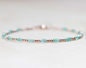 Pulseira delicada de esmeralda com detalhes em ouro rosa ou prata de lei, joia fina com contas de esmeralda zambiana, pedra do mês de maio.