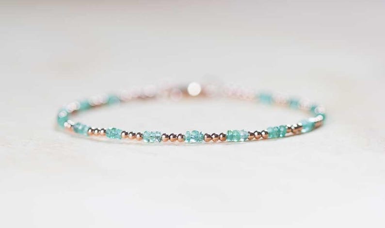 Fijne smaragdgroene armband met roségouden vulling of sterlingzilver, magere Zambiaanse sieraden met smaragd kralen, geboortesteen mei afbeelding 1