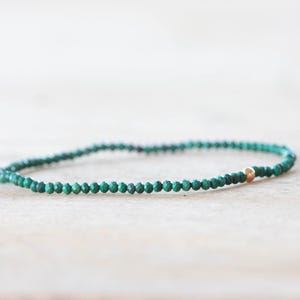 Malachiet stretcharmband, delicate groene edelsteen sieraden met kralen, echte kleine gefacetteerde edelstenen