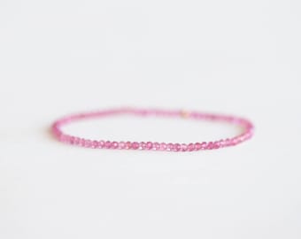 Delicato bracciale elastico in tormalina rosa: gioielli con pietre preziose perline in argento sterling, oro giallo o rosa riempito