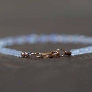 Maansteenarmband met roségoud gevuld of sterlingzilver, kralen regenboog maansteen sieraden, witte edelsteen stapelen, juni geboortesteen afbeelding 5