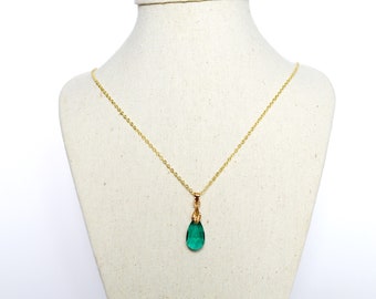 Short minimalist necklace gold plated and glass, gold and green