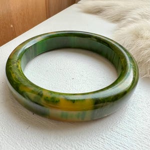 Vintage Bakelite bangle creamed spinach design green yellow stacking bracelet cuff jewelry mid century modern accessories 1940s 1950s gift