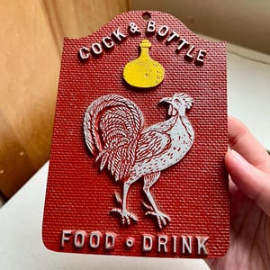 Letrero de metal vintage con texto en inglés "Cock and Bottle Food and Drink" (Comida y bebida), pollo, gallo, rojo, plateado, amarillo, divertido letrero de cocina, decoración retro para el hogar, MCM, regalo de los años 1960 y 1970