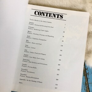 Puede incluir: Un libro titulado "Twelve Months in the Indoor Garden" con una tabla de contenidos que enumera los meses del a&ntilde;o y los temas correspondientes. El libro presenta informaci&oacute;n sobre jardiner&iacute;a, plantas y plantas de interior.