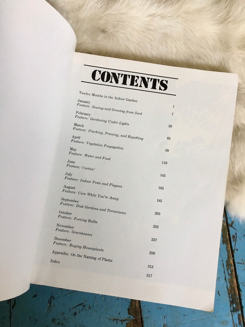 Puede incluir: Un libro titulado "Twelve Months in the Indoor Garden" con una tabla de contenidos que enumera los meses del a&ntilde;o y los temas correspondientes. El libro presenta informaci&oacute;n sobre jardiner&iacute;a, plantas y plantas de interior.