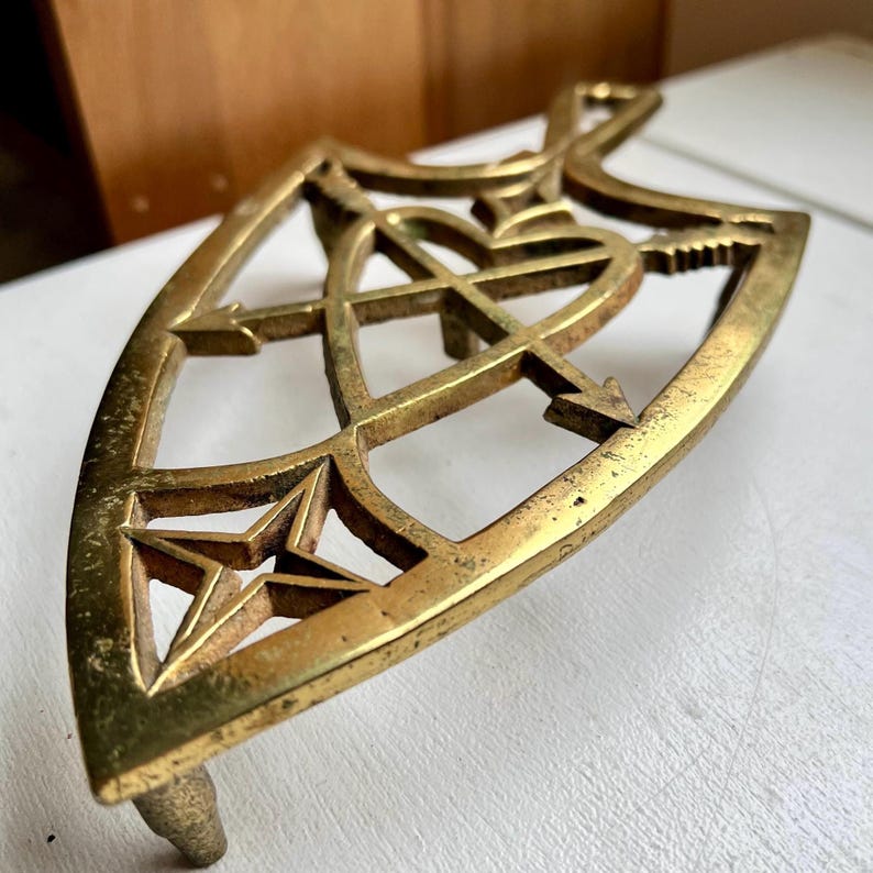 Vintage Brass Trivet: Heart, Arrow & Star Design imagem 2