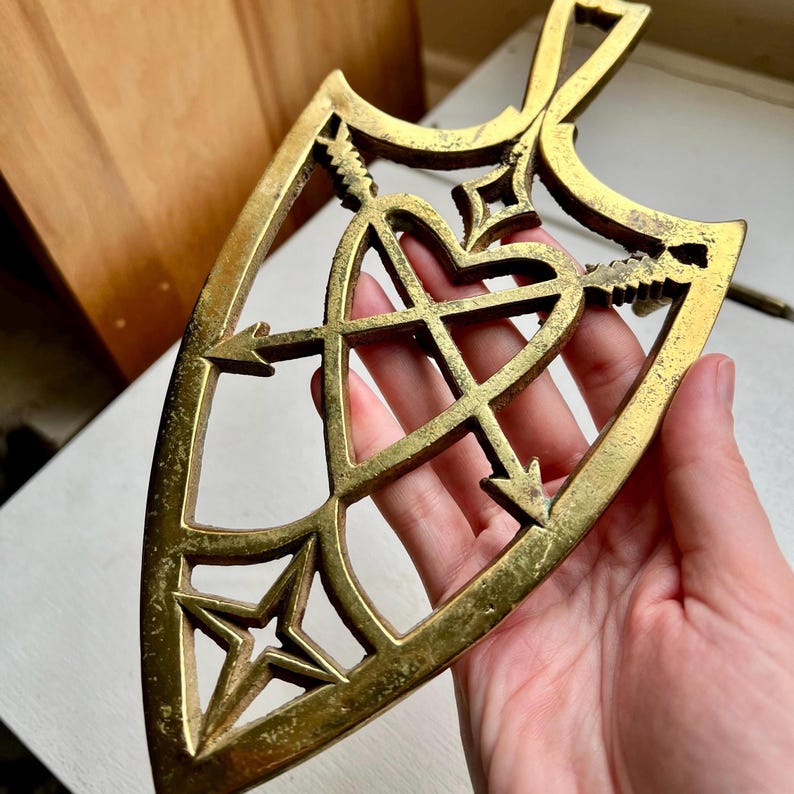 Vintage Brass Trivet: Heart, Arrow & Star Design imagem 3