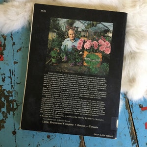 Puede incluir: La contraportada de un libro titulado "Crockett's Indoor Garden" de James Underwood Crockett. La portada presenta una foto de un hombre en un invernadero con una variedad de plantas. La portada del libro incluye el t&iacute;tulo, el autor, el editor y el n&uacute;mero ISBN.
