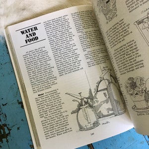 Puede incluir: Una p&aacute;gina de libro vintage con ilustraciones y texto sobre el riego y la alimentaci&oacute;n de las plantas de interior. El texto trata sobre el riego excesivo y la importancia de proporcionar la cantidad correcta de agua a las diferentes plantas. La p&aacute;gina incluye ilustraciones de regaderas y una planta en maceta.