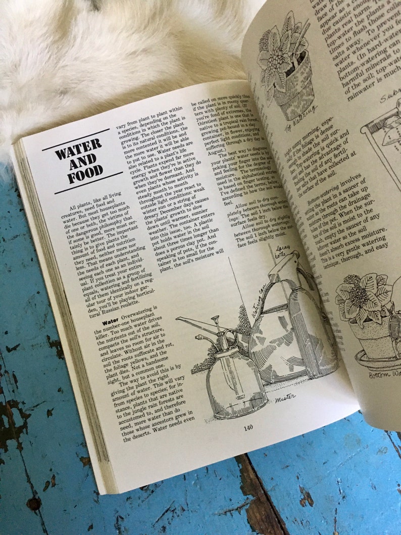 Puede incluir: Una p&aacute;gina de libro vintage con ilustraciones y texto sobre el riego y la alimentaci&oacute;n de las plantas de interior. El texto trata sobre el riego excesivo y la importancia de proporcionar la cantidad correcta de agua a las diferentes plantas. La p&aacute;gina incluye ilustraciones de regaderas y una planta en maceta.