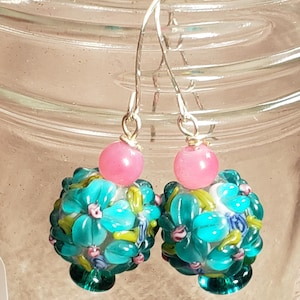 Pendientes colgantes de flores de cristal de Murano: cuentas florales en azul verdoso