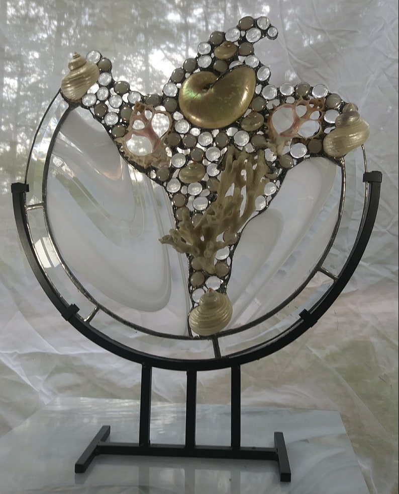 Nautilus in White Baroque Glass image 3