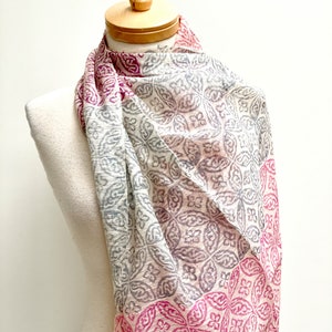 Écharpe en coton et soie cachemire rose et bleu : châle printanier éclatant