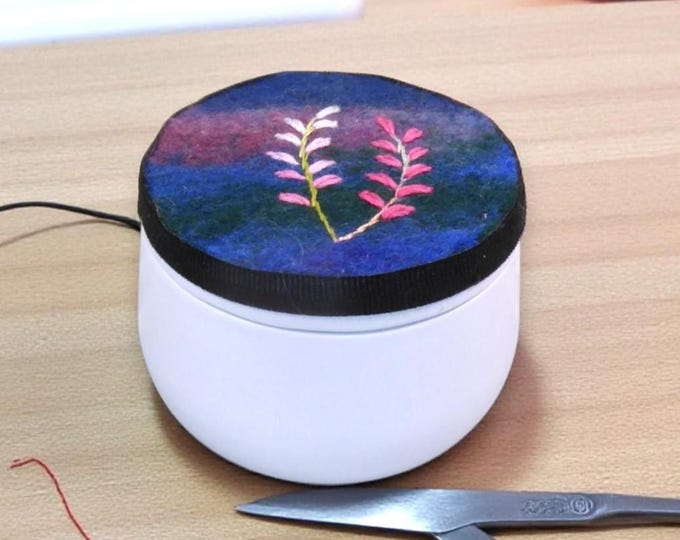 Pin Cushion in a tin (PT8)