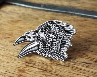 Dark Wings, szpilka z emalii Raven | Miękka emalia i srebrzona powłoka |