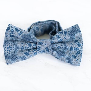 papillon floreale blu e grigio, papillon da uomo blu polvere, papillon con fiori blu navy, papillon da sposa blu ardesia per groomsmen, papillon per bambini piccoli