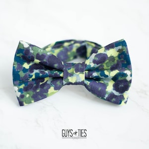 navy blue watercolor floral bow tie, green flowers bow ties, artistic bowtie for men, wedding bowtie, groom best man ties, self tie pre tied