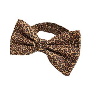 bruine vlinderdas cheetah, vlinderdassen met dierenprint, zelfstrikken pretiet, pochet cheetah, vlinderstrik bruiloft, safari vlinderstrik heren, dierendas kinderen