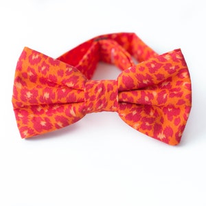 oranje en rode cheetah vlinderdas, vlinderdassen met dierenprint, unieke vlinderstrikken voor mannen, safari vlinderdas voor jongens, leuke hondenstrikjes, voorgebonden zelfbinder