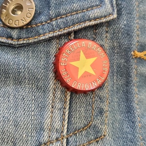 Estrella Bottle Cap Pin Badge - Estrella Damm Spanish Beer