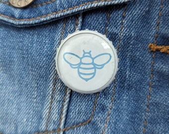 Insigne d'épingle de bouchon de bouteille bleu abeille | Broche insecte recyclée