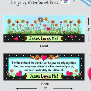 K&ouml;nnte beinhalten: Ein rechteckiges Lesezeichen mit den Ma&szlig;en 5,08 cm mal 15,24 cm. Die Vorderseite zeigt einen blauen Himmel, bunte Blumen und den Text 'Jesus Loves Me!'. Die R&uuml;ckseite zeigt den Text 'For God so loved the world...' und 'Jesus Loves Me!' mit Blumen.