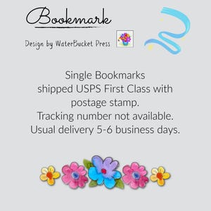 K&ouml;nnte beinhalten: Eine Lesezeichen-Produktanzeige mit dem Text Bookmark und Design by WaterBucketPress. Die Grafik enth&auml;lt eine kleine quadratische Illustration eines blauen Topfes mit bunten Blumen, eine hellblaue Bandschleife und eine Reihe von f&uuml;nf Aquarellblumen.