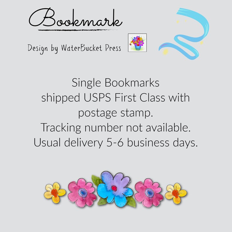 K&ouml;nnte beinhalten: Eine Lesezeichen-Produktanzeige mit dem Text Bookmark und Design by WaterBucketPress. Die Grafik enth&auml;lt eine kleine quadratische Illustration eines blauen Topfes mit bunten Blumen, eine hellblaue Bandschleife und eine Reihe von f&uuml;nf Aquarellblumen.