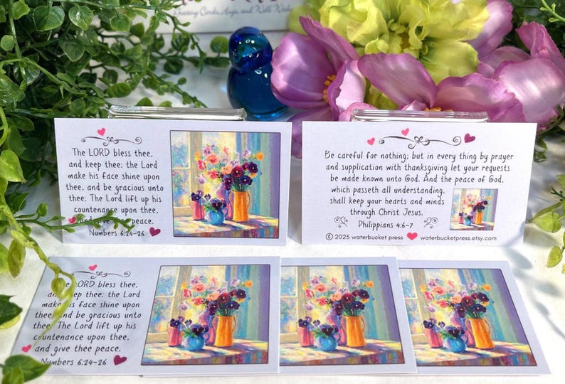 Pode incluir: Cart&otilde;es com arte floral e vers&iacute;culos b&iacute;blicos. Os cart&otilde;es apresentam uma pintura de flores em vasos. O texto nos cart&otilde;es inclui vers&iacute;culos de N&uacute;meros 6:24-26 e Filipenses 4:6-7. Os cart&otilde;es s&atilde;o decorados com cora&ccedil;&otilde;es.