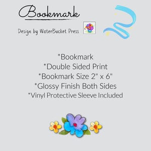 K&ouml;nnte beinhalten: Ein Lesezeichen mit dem Text Bookmark und Design by WaterBucketPress. Es bietet beidseitigen Druck, eine Gr&ouml;&szlig;e von 5,08 cm x 15,24 cm, eine gl&auml;nzende Oberfl&auml;che auf beiden Seiten und eine enthaltene Schutzh&uuml;lle aus Vinyl.