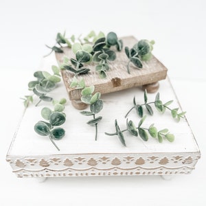 Mini Artificial Green Eucalyptus Leaves, DIY Greenery Leaves, Faux Loose Greenery Pieces, Fake Greenery pieces for elegant table decoration