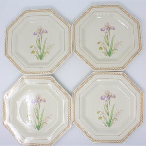 Puede incluir: Juego de cuatro platos de cena octogonales blancos con borde dorado y un diseño floral con iris púrpuras.