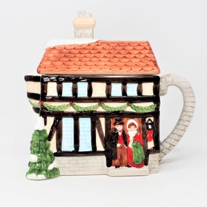 Théière de Noël vintage, maison victorienne avec couple victorien, applaudissements, céramique