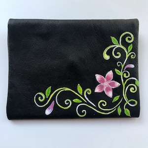 Cartera de piel negra. Cartera sencilla de un bolsillo. Cartera hecha a mano y pintada a mano. Cartera con botones. Monedero pequeño de piel. Cartera gruesa.