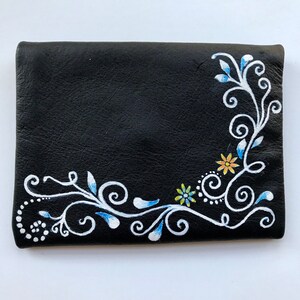 Cartera sencilla de un solo bolsillo. Cartera de piel negra con botón de flor de lis. Cartera de bolsillo hecha a mano. Cartera con flores pintadas a mano. Cartera de un solo compartimento