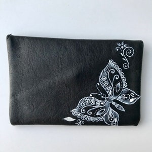 Cartera negra. Cartera de piel negra con botón de calavera dorada. Cartera con un bolsillo. Monedero hecho a mano. Cartera con mariposas pintadas a mano.