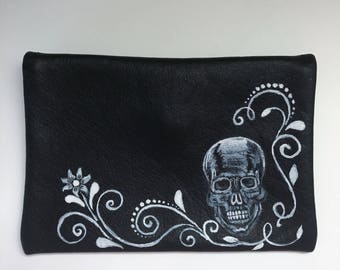 Black leather wallet. One pocket simple wallet. Hand painted skull wallet. Silver plated Skull button wallet. One compartment pocket wallet.