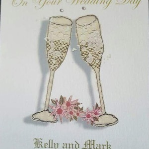 Hermoso compromiso de boda, o tarjeta de aniversario, personalizado sobre un lujoso fondo texturizado.