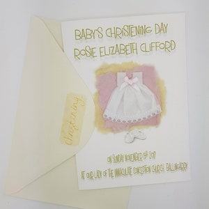 Splendido biglietto di battesimo personalizzato ricordo, con simpatico abbellimento della veste di battesimo.