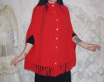 Jaren 70 gehaakte capeponcho met knoop: rode franje, vintage handgemaakte oma-sjaal hippie Victoriaanse jaren 60