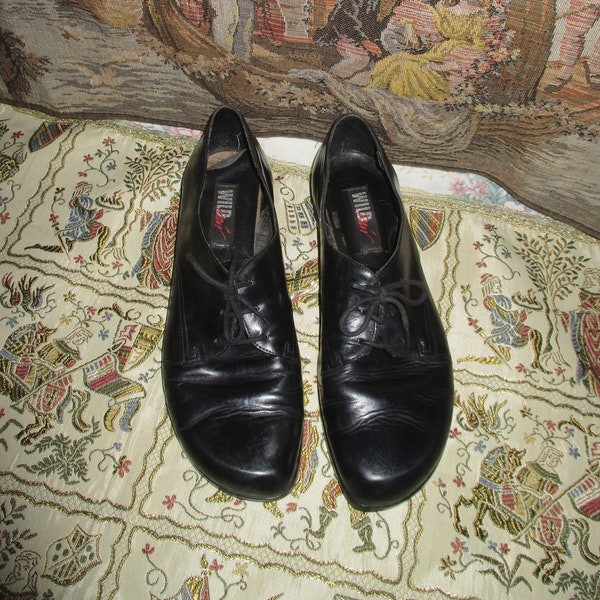 Chaussures à lacets noires des années 80 et 90 avec une forme intéressante de bout pointu sur un côté sauvage paire rétro gothique sorcière punk bohème oxford bout carré 8,5